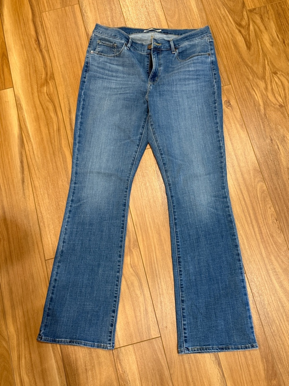 Women's Levi’s Classic Bootcut jeans. Size 12M. Waist 31. Length 32 medium wash